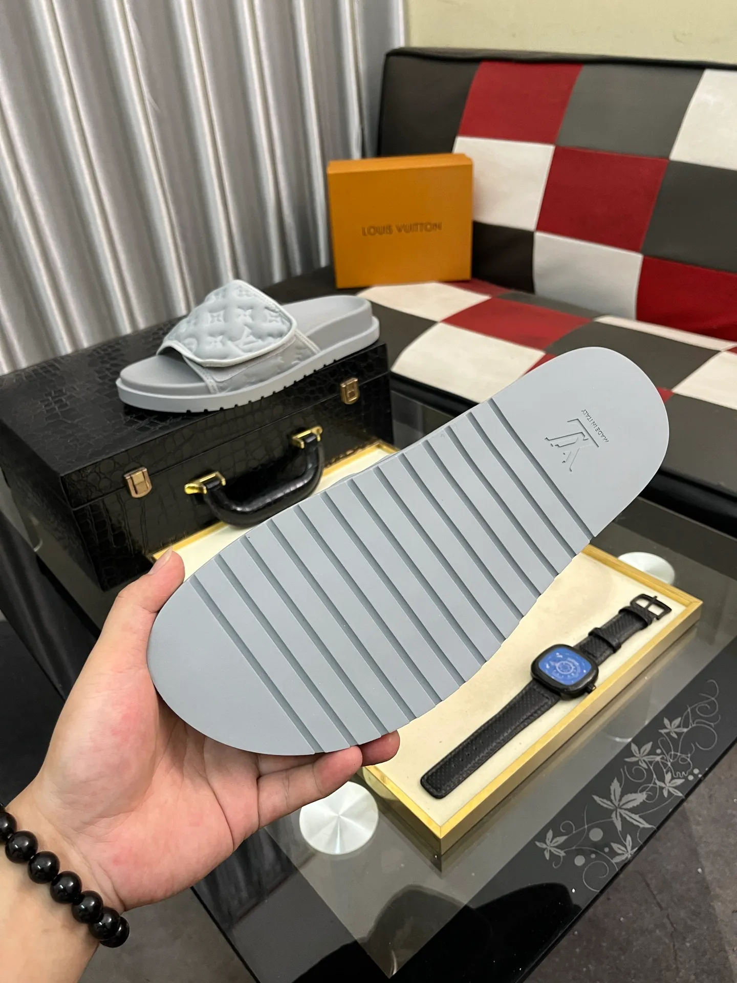 Men's men's shoes💰320⌚️⌚️[Louis Vuitton LV slippers] (high-end cowhide) counter 1:1 fashion style summer must-have! The designer used LV’s iconic outsole. The original simple slippers instantly become fashionable! The upper is made of flexible special cowhide leather straps alternately, and the workmanship is exquisite! A must-have for stylish men in summer, size 38-44